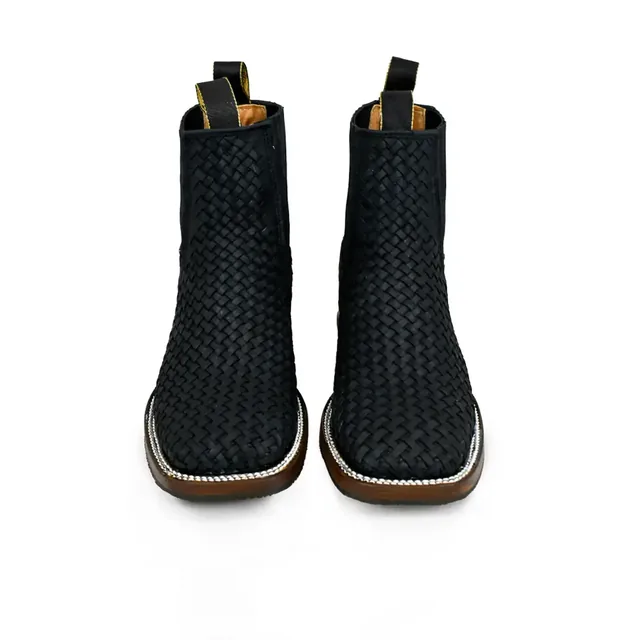 PELLE en Negro (con bordados blancos y dorados)