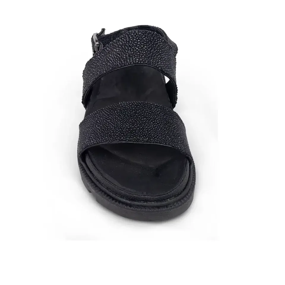 RAYA en Negro
